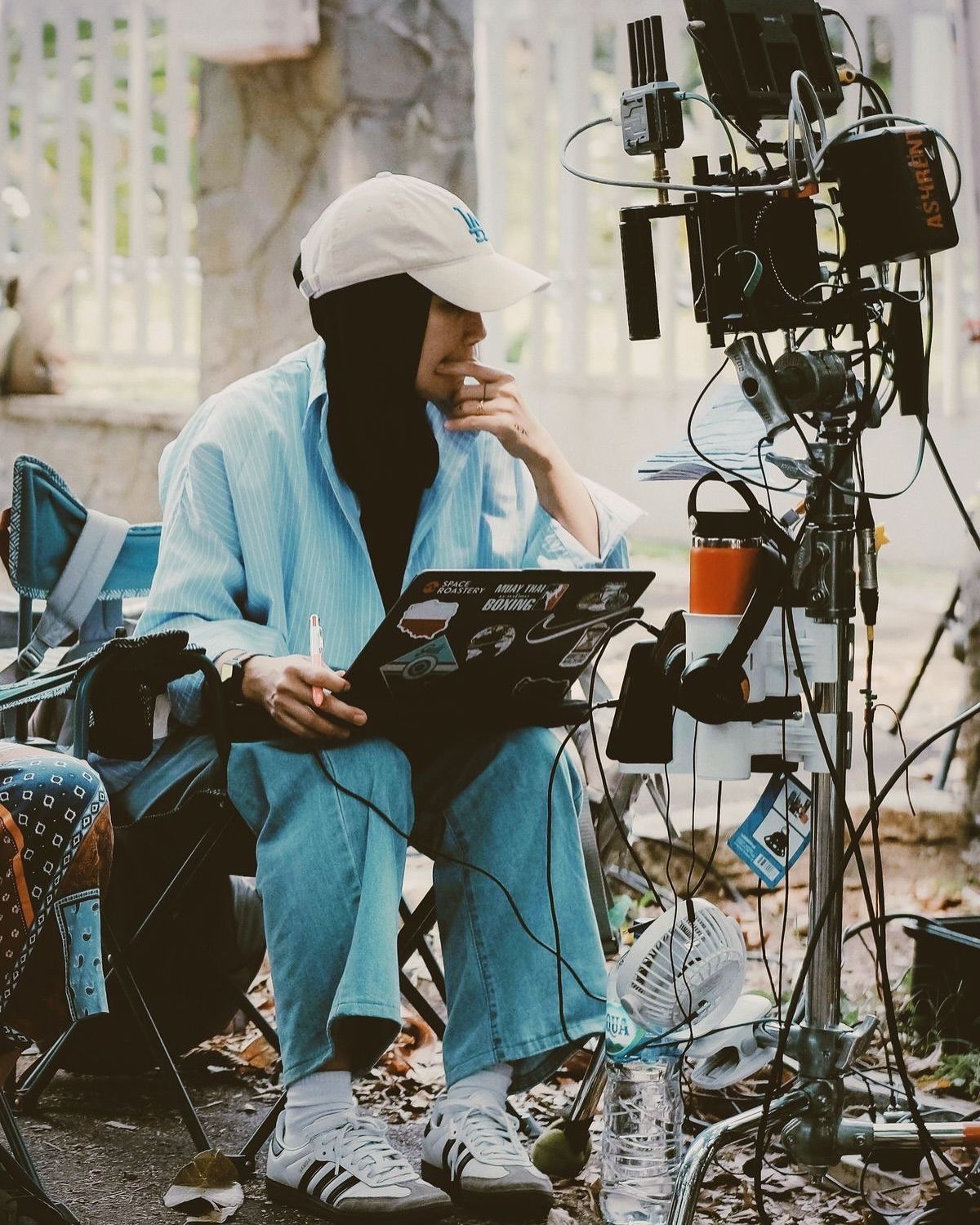 Júlia Andrade — Diretora de Fotografia vestindo Câmera Club