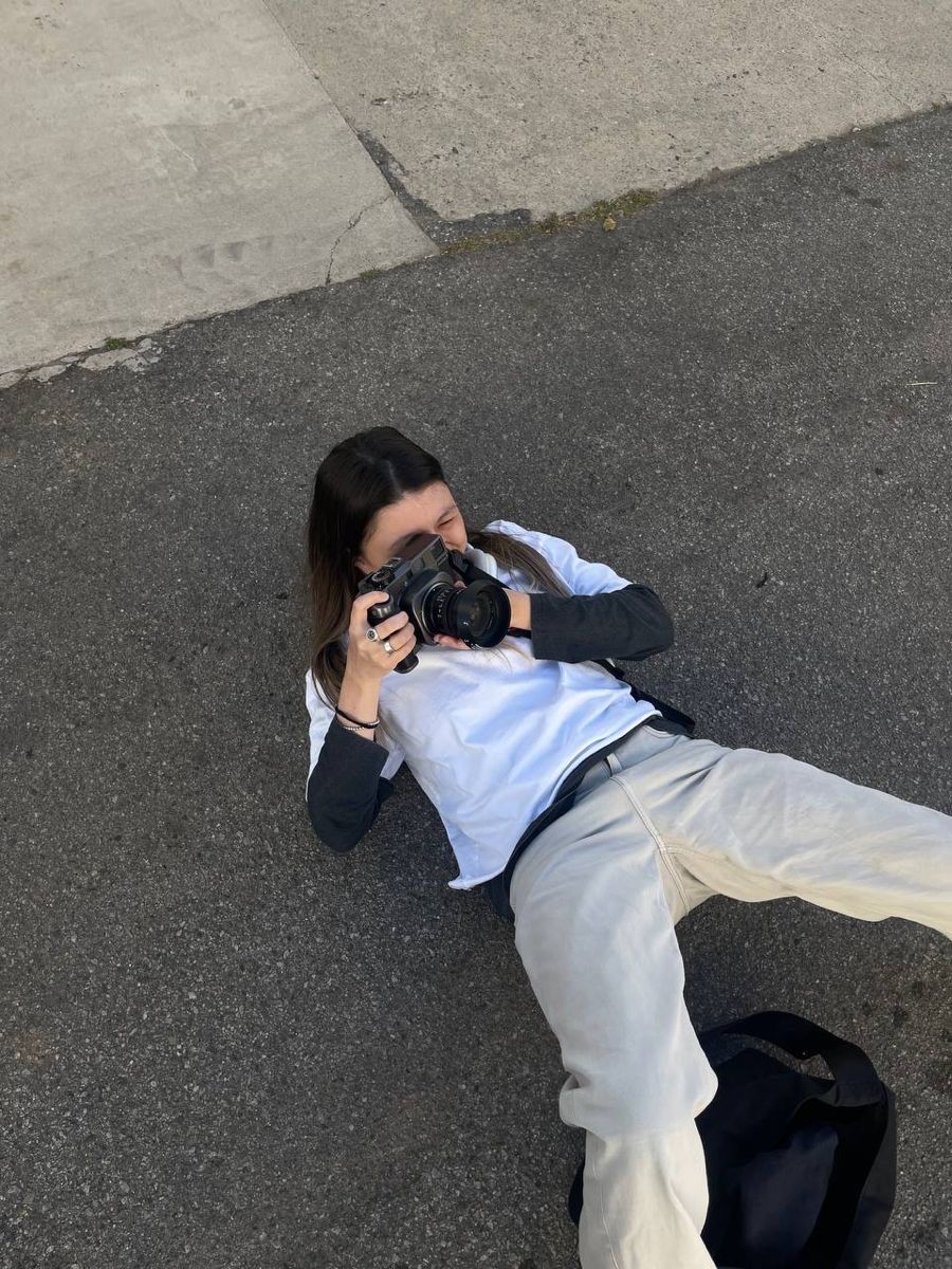 Renata Costa — Fotógrafa de set vestindo Câmera Club