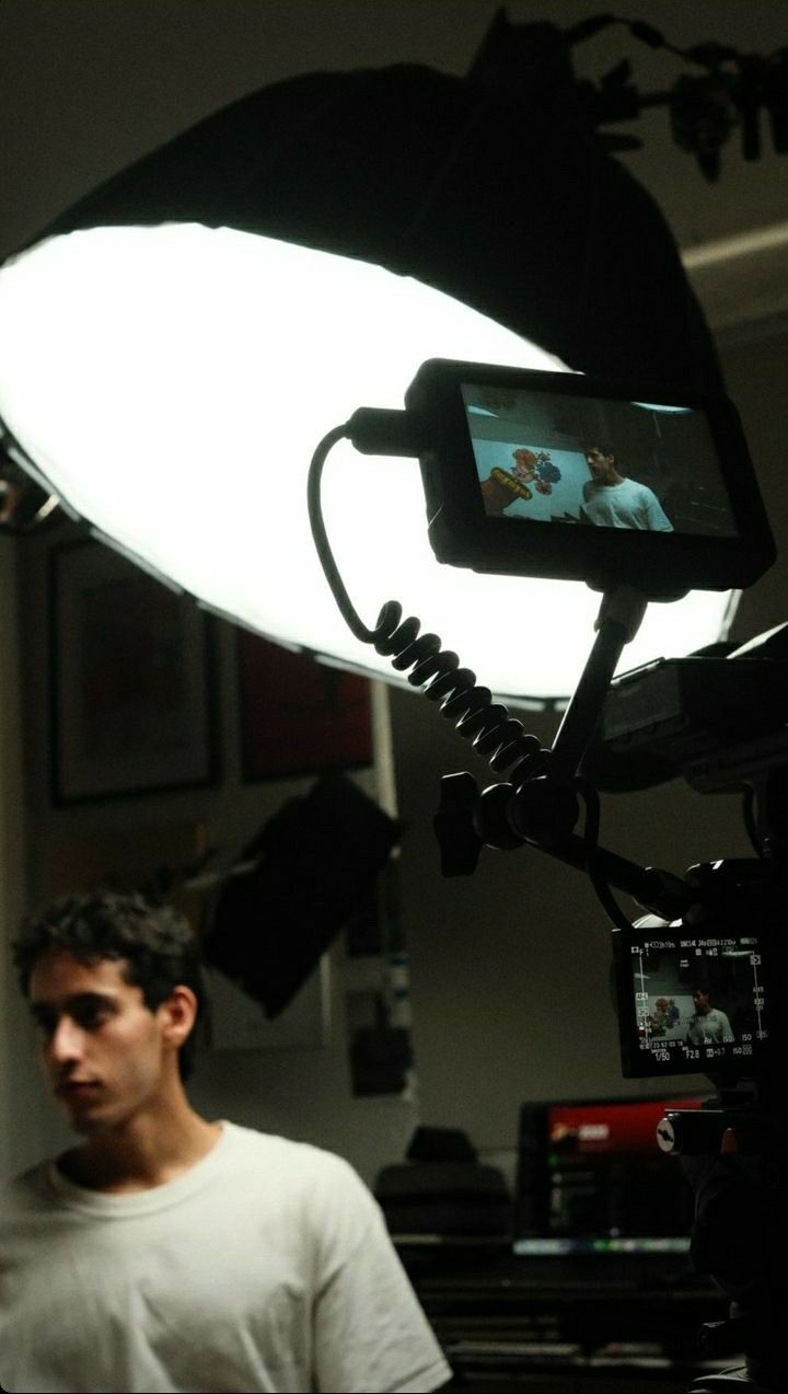 Marco Vieira — Cinegrafista vestindo Câmera Club